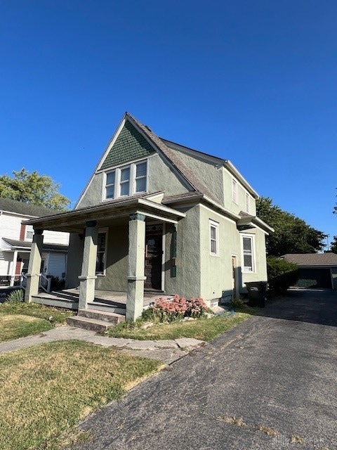 view of front of property featuring a front lawn and covered porch