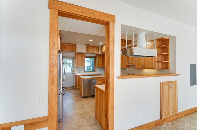 kitchen with kitchen peninsula, stainless steel appliances, and electric panel