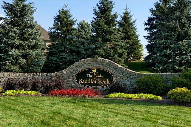 community / neighborhood sign featuring a lawn