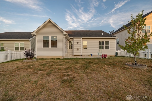 view of front facade with a front lawn