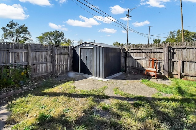 view of yard with a storage unit