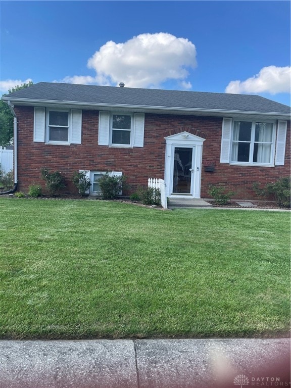 view of front of property featuring a front yard