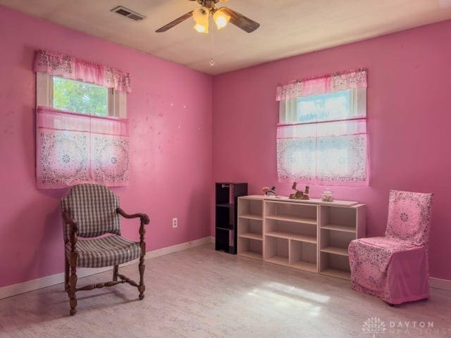 sitting room with ceiling fan