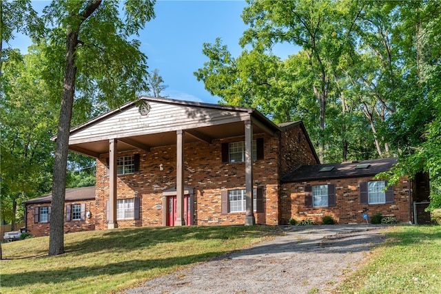 view of front facade featuring a front yard