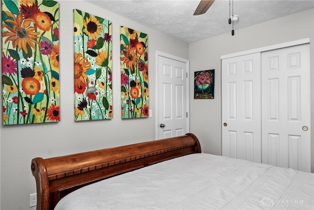 bedroom with ceiling fan, a textured ceiling, and a closet