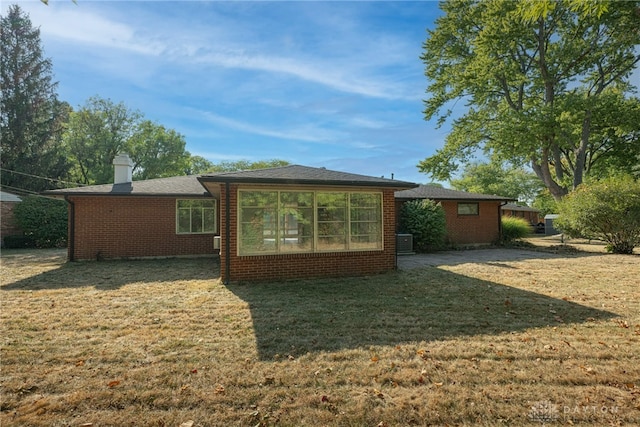 back of house featuring a lawn