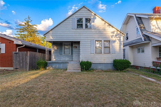 view of front of home featuring a front lawn