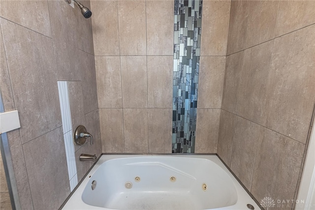 bathroom with tiled shower / bath