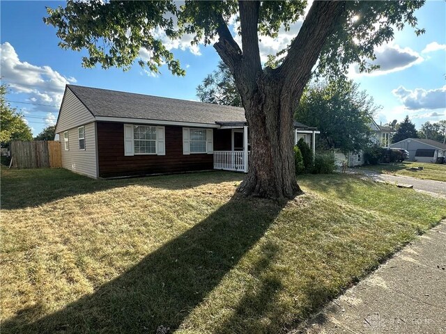 ranch-style house featuring a front lawn