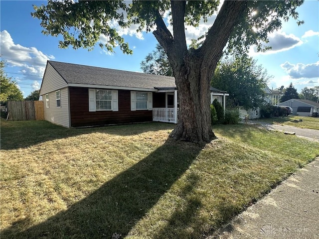 ranch-style house featuring a front yard