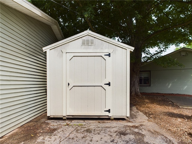 view of outbuilding