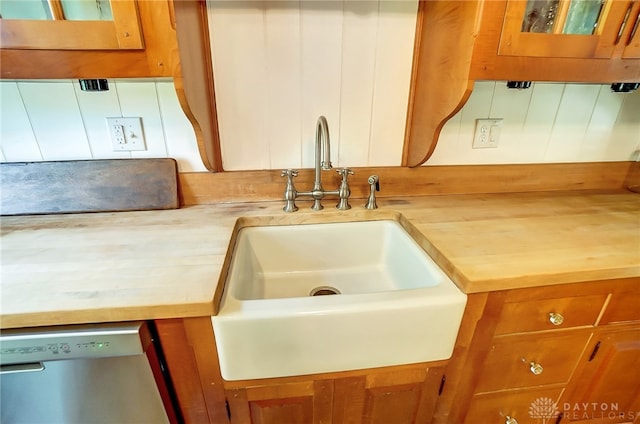 kitchen with backsplash, dishwasher, and sink