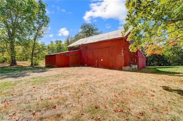 view of outdoor structure featuring a yard