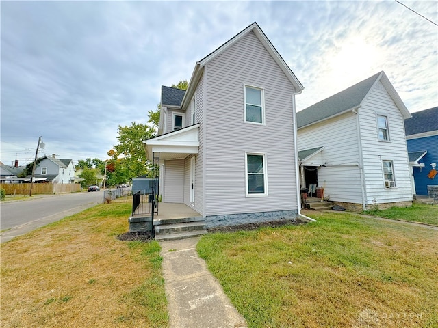 view of front of house featuring a front lawn