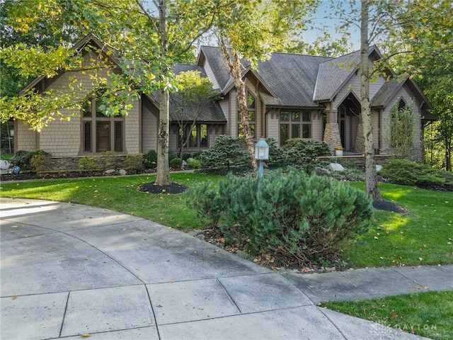 view of front of property featuring a front yard