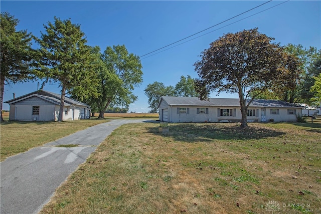 view of front facade featuring a front lawn