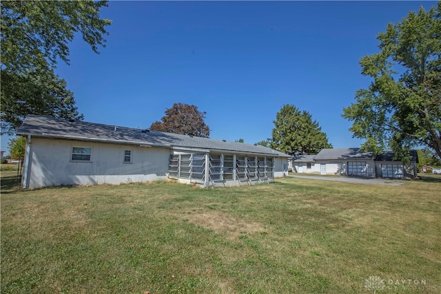 back of house featuring a lawn