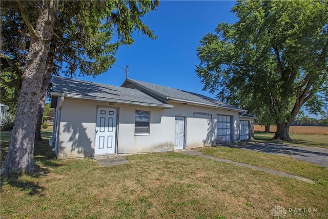 ranch-style house featuring a front lawn