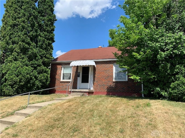 bungalow-style home featuring a front lawn