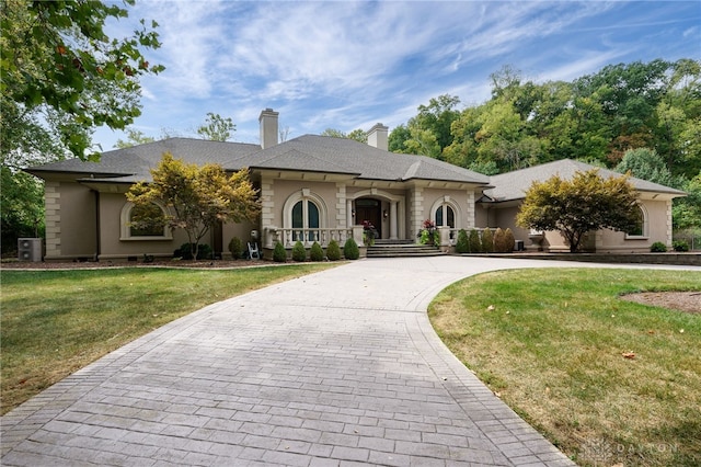 view of front of property with a front yard