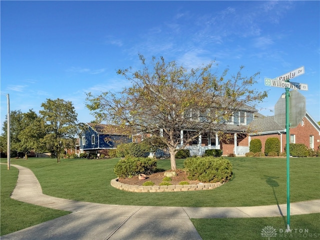 view of front of home featuring a front yard