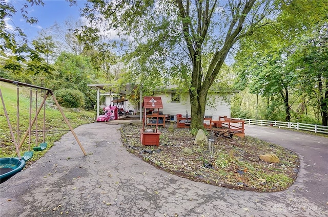 view of yard featuring a patio