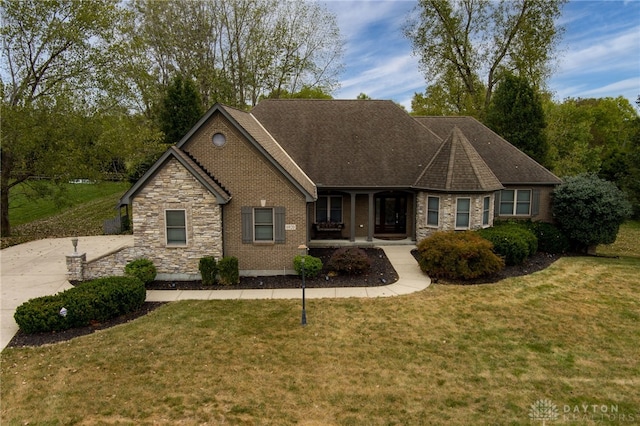 view of front of property with a front yard