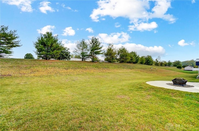 view of yard featuring an outdoor fire pit