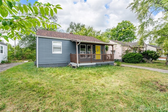 ranch-style house featuring a front lawn and covered porch