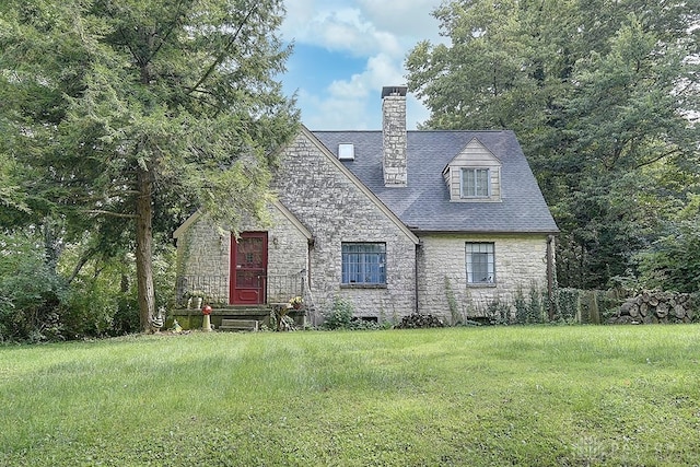 view of front of house featuring a front lawn