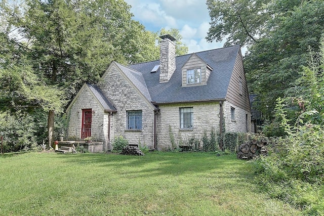 view of front of property with a front yard