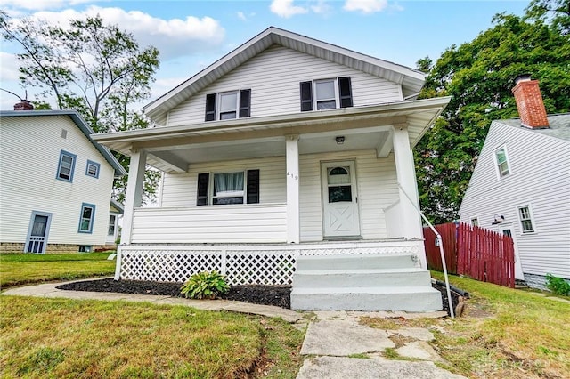 view of front of property featuring a front yard