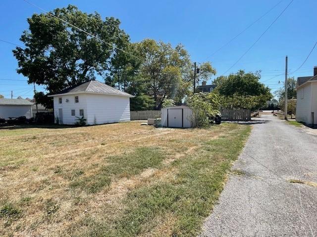 view of yard with a storage unit