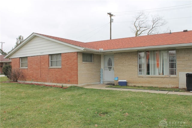 view of front of house with a front lawn