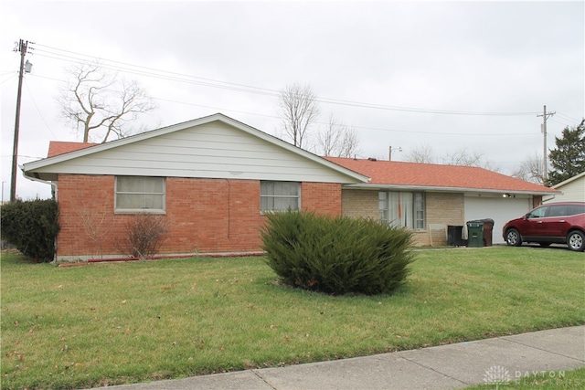 view of front facade with a front yard and a garage