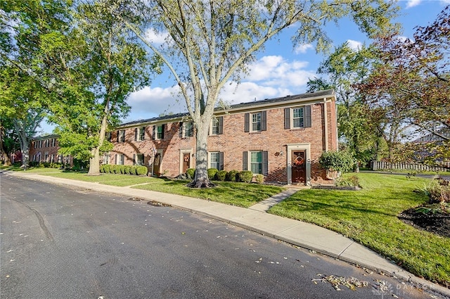 view of front of home featuring a front lawn