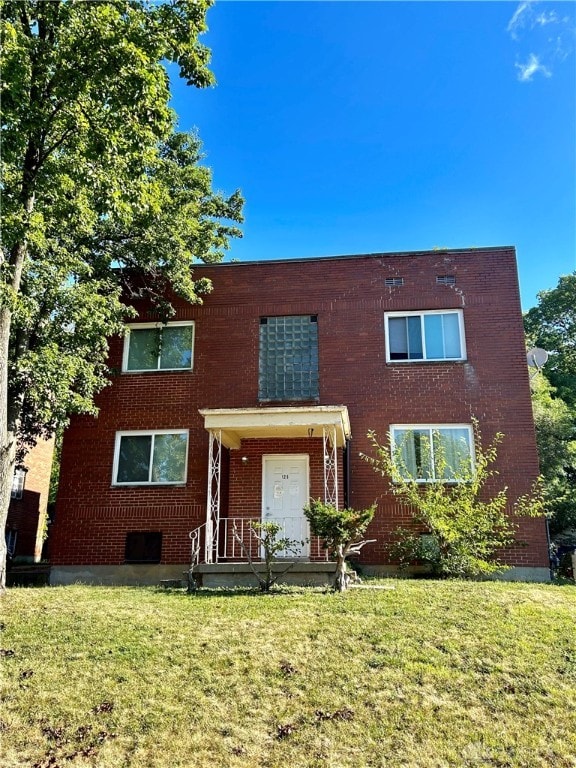 multi unit property featuring a front yard