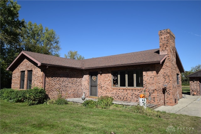 view of front of house with a front lawn