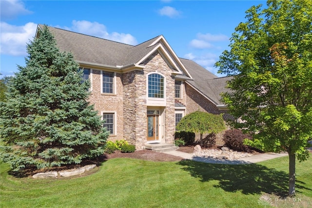 view of front of property featuring a front lawn