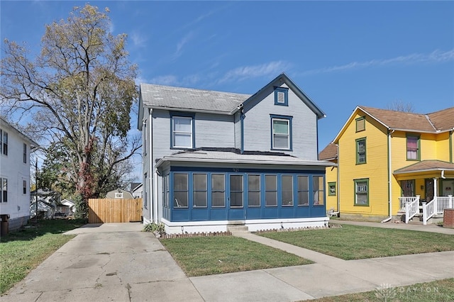 view of front facade featuring a front yard