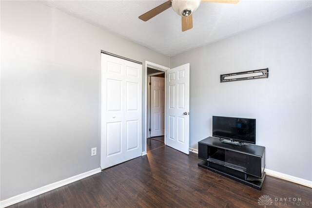 bedroom featuring a closet, ceiling fan, dark hardwood / wood-style floors, and a textured ceiling