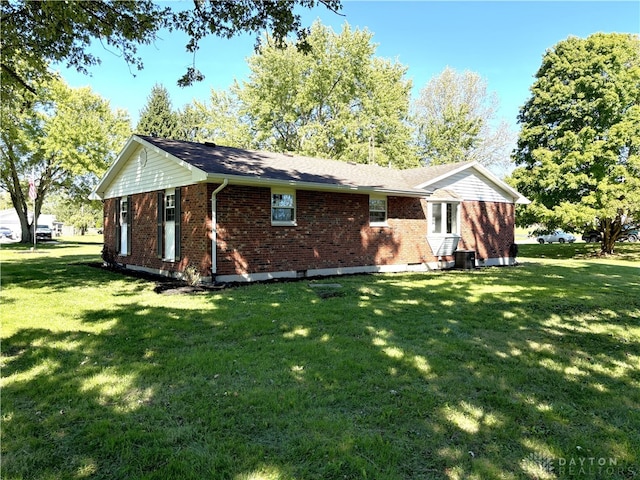 view of front facade with a front yard