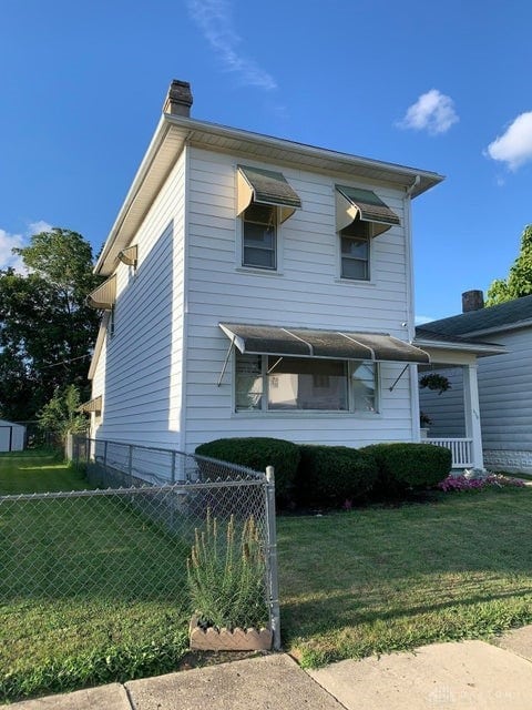 front facade with a front yard