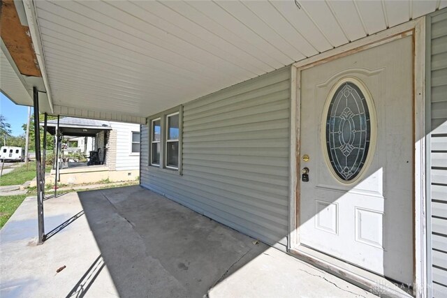 property entrance featuring a porch