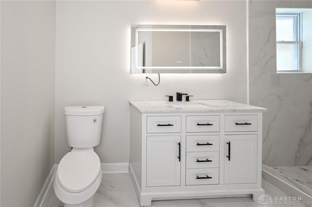 bathroom featuring tiled shower, vanity, and toilet