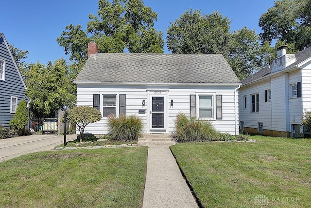 view of front of home featuring a front yard