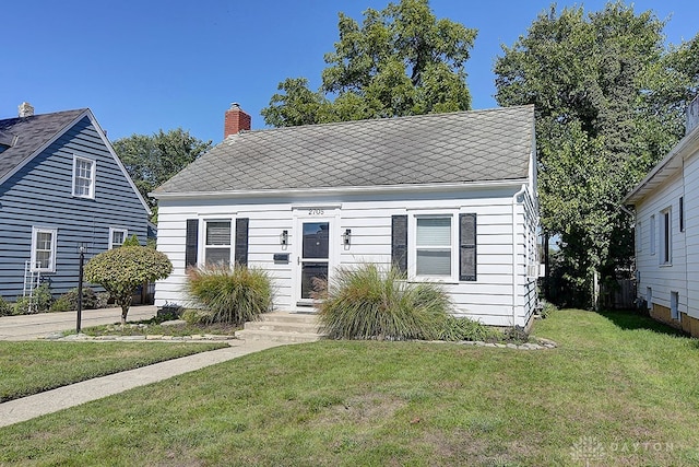 view of front of property featuring a front lawn