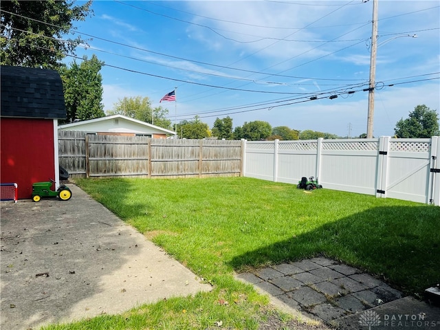 view of yard with an outdoor structure