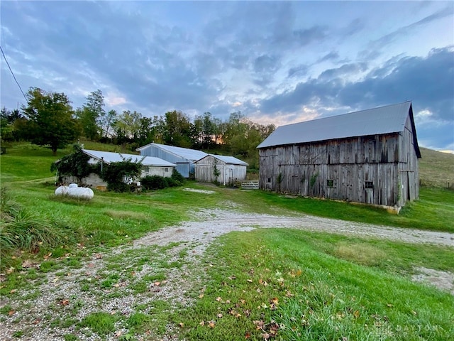 view of yard featuring an outbuilding