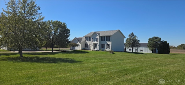 view of front of property featuring a front yard